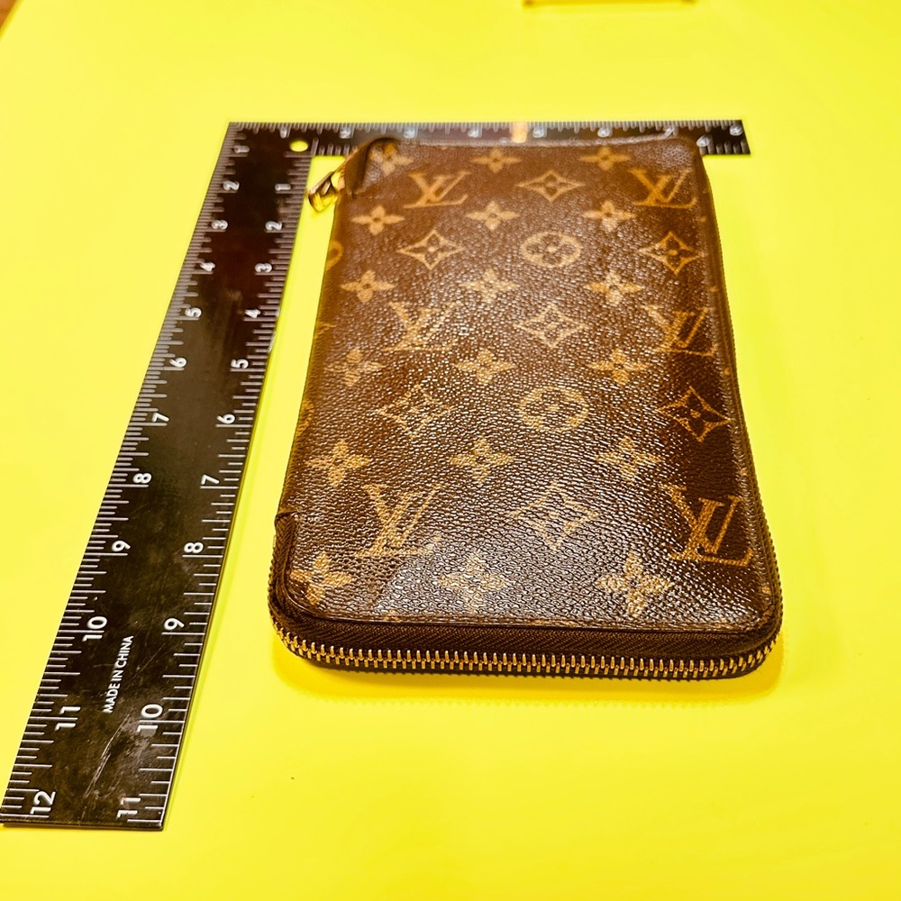 Louis Vuitton Brown Monogram zipped Wallet - Picture 3 of 14